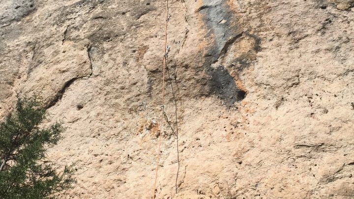 Escalando Kuen Ka Klan en el sector piscinas de cuenca